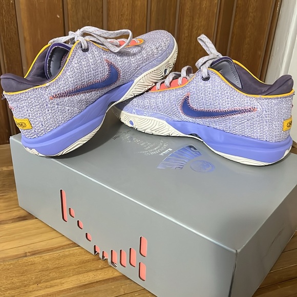LeBron 20 Violet Frost - Picture 2 of 7